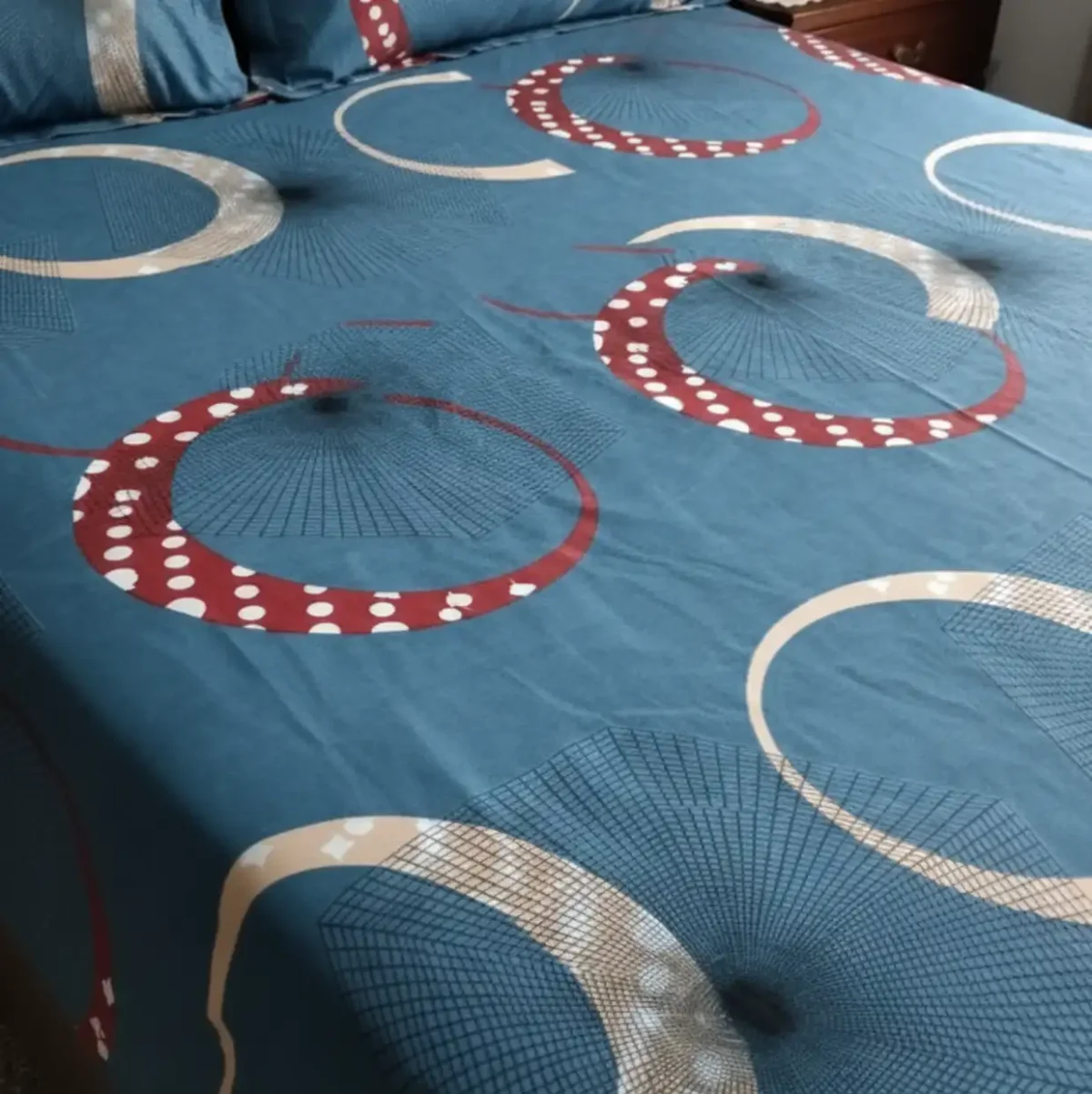 Monochrome Leaf Design Bedsheet - Image 3